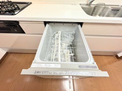 【キッチン】 | ◆町田市金井８丁目　中古戸建◆ | ◆食後の食器洗いは食洗機にお任せ！ご家族と団らんの時間を。家事の時短に効果大の食洗器付き。高温洗浄、節水効果もございます。