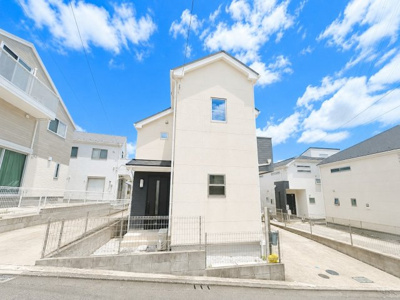 【外観】 | ◆町田市金井８丁目　中古戸建◆ | ◆一戸建てを中心とした街並みが整然と続き、周辺は高い建物が建っていないので、緑の多い閑静な趣を感じる環境です。街並みや周辺環境も重要なポイントです！！