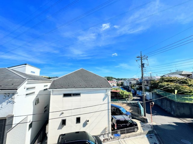 【展望】 | ◆町田市金井８丁目　中古戸建◆ | ◆気持ちのいい空が見渡せる広いバルコニー。爽やかな風を感じて、心躍る素敵な暮らしがはじまります。通風・採光にも優れ、心地よい光と風があふれています♪