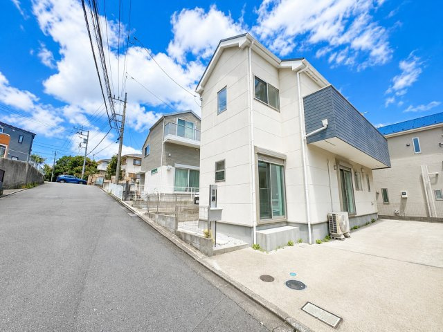【前面道路含む現地写真】 | ◆町田市金井８丁目　中古戸建◆ | ◆前面道路も幅員があり車の運転も安心！前面道路は閑静な住宅地。車通りの少ない道路です。お子様にも安心です。