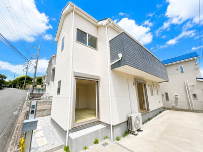 【外観】 | ◆町田市金井８丁目　中古戸建◆ | ◆堂々たる趣ながら、主張し過ぎずどこか余裕を感じさせるシャープなフォルムで佇む邸宅は、晴天の空と照らし合わせる事で、本来あるべき完成形の姿を見せてくれます。