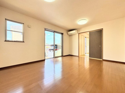 【居間・リビング】 | ◆町田市金井８丁目　中古戸建◆ | ◆家族みんなが爽やかに健やかに過ごせるように、溢れる光をたっぷり取り込んだリビングダイニング。集いの場、憩いの場としての快適性を求めたやすらぎの空間です！