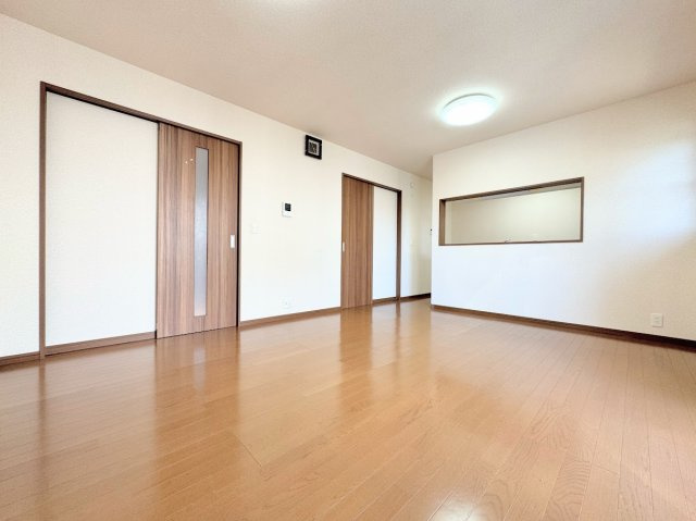 【居間・リビング】 | ◆町田市金井８丁目　中古戸建◆ | ◆リビングは一日中太陽の光が射し込みます。家族が集まる空間は、自然と笑顔が溢れます！