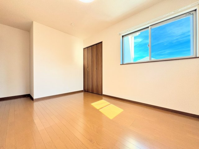 【洋室】 | ◆町田市金井８丁目　中古戸建◆ | ◆気持ちの良い風が室内へ入り込む居室。家具を配置しても広々ご利用いただけます！！