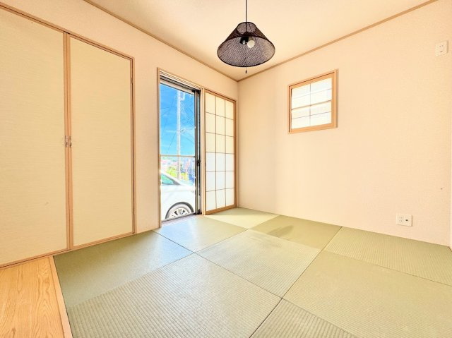 【和室】 | ◆町田市金井８丁目　中古戸建◆ | ◆二面採光で、陽差しを長時間受ける事が出来る暖かい室内です。もちろんペアガラスなので、遮音性にも優れ、結露も発生しにくい構造。サッシ周りのカビが発生しにくくなります。