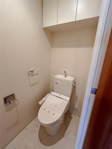 西宮市甲子園三番町の賃貸マンションのトイレ