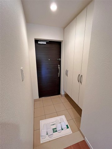 西宮市甲子園三番町の賃貸マンションの玄関