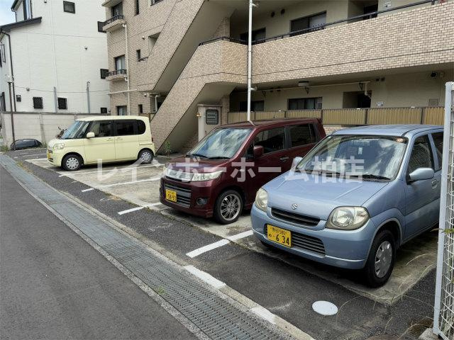 ガレット松戸元山の駐車場