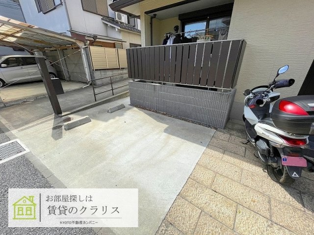 シャルモント勝竜寺の駐車場