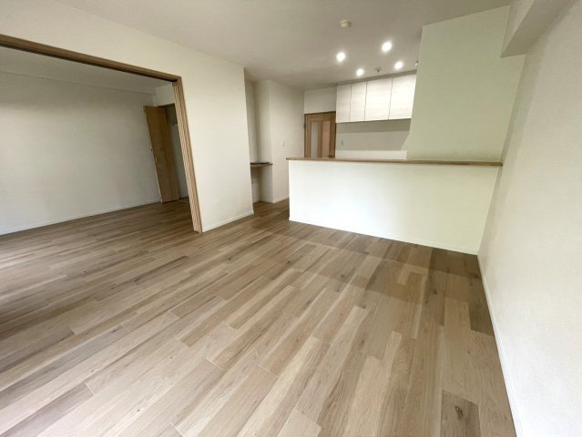 ラ・ヴェール芦屋Ⅲ6号棟の居間・リビング|LDKは南向きで明るい空間。