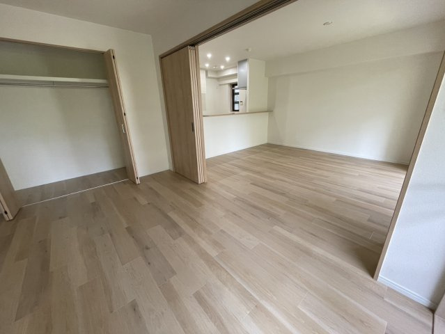ラ・ヴェール芦屋Ⅲ6号棟の洋室|南側約6帖の洋室。開放すればリビングをより広々お使いいただけます。