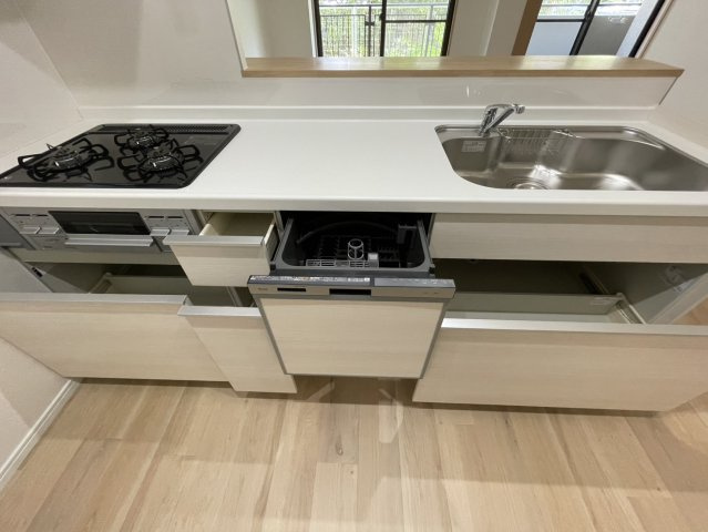ラ・ヴェール芦屋Ⅲ6号棟のキッチン|使い勝手の良いキッチン。3口コンロに食洗機付。