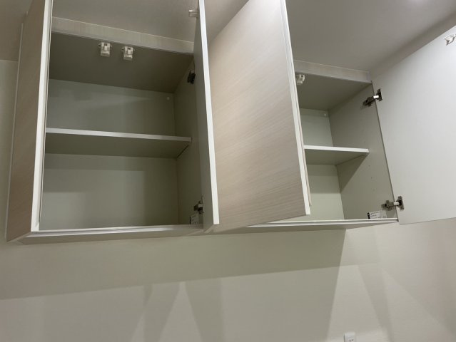 ラ・ヴェール芦屋Ⅲ6号棟の収納|キッチンにはうれしい吊戸棚がございます。