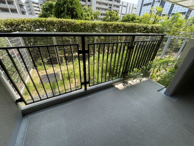 ラ・ヴェール芦屋Ⅲ6号棟の庭|約19㎡の専用庭がございます。