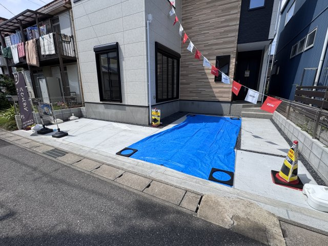 柏市青葉台２丁目新築戸建【酒井根西小学校：10分】の前面道路含む現地写真|駐車スペース2台完備