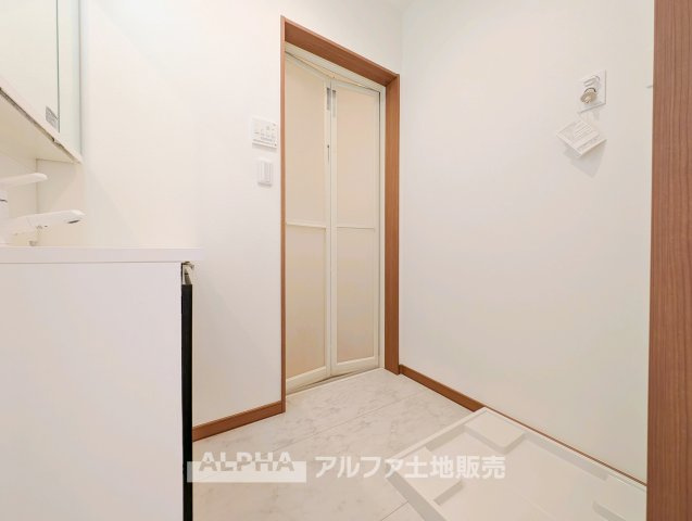 東大和市仲原1丁目　中古戸建のランドリースペース|【Laundry space】
◆ランドリースペース◆洗濯から乾燥までを効率よくこなせる家事空間。浴室換気乾燥機を備えており、外干しが難しい日でも快適に洗濯物を乾かせます。