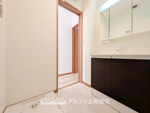 東大和市仲原1丁目　中古戸建の独立洗面台|【Powder room】
◆独立洗面台◆身支度がはかどる独立洗面台を採用。鏡まわりや下部収納を活用することで、日用品を整理しやすく清潔感のある空間を保てます。