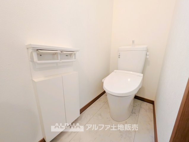 東大和市仲原1丁目　中古戸建のトイレ|【Warm water flush toilet】
◆温水洗浄便座付きトイレ◆お掃除も楽々。快適に過ごすためには今や欠かせない設備の一つです。リモコンで使いやすくいつでも清潔に保てます。