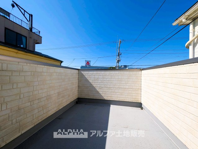 東大和市仲原1丁目　中古戸建のバルコニー|【Sky Terrace】
◆日常に開放感を◆外へ視線が抜けるバルコニーは、室内に明るさを届けるだけでなく、ちょっとしたリフレッシュ空間としても活躍します。