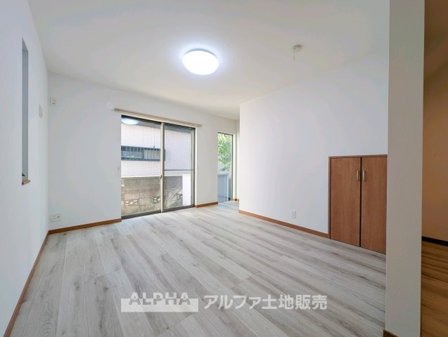 東大和市仲原1丁目　中古戸建の居間・リビング|【Weekend Living】
◆休日も心地よく◆
家族で映画を楽しんだり、ゆっくりコーヒーを味わったり。何気ない休日の時間を豊かにしてくれるリビングです。