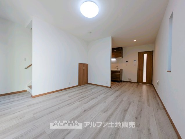 東大和市仲原1丁目　中古戸建の居間・リビング|【Flexible Space】
◆暮らしに寄り添う◆
食事や団らん、テレワークやお子様の勉強スペースなど、多彩な用途に対応するリビング。ライフスタイルに合わせて活用できます。