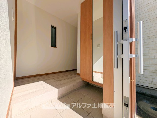 東大和市仲原1丁目　中古戸建の玄関|【Welcome Space】
◆玄関◆帰宅時にほっとできる、穏やかな空気感の玄関。整った空間が日々の切り替えを自然にサポートし、来客時にも好印象を与えます。