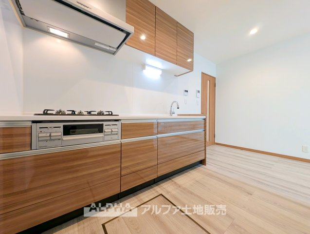 東大和市仲原1丁目　中古戸建のキッチン|【Daily Comfort】
◆毎日を整える空間◆使いやすさに配慮されたキッチンは、料理をする時間まで楽しく感じられる場所。