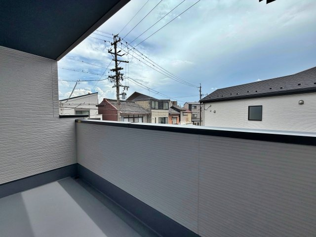 名古屋市緑区鳴海町２期　全３棟のバルコニー|開放感のあるバルコニーから、上品な眺望をお楽しみいただけます。優雅なひとときをどうぞ。