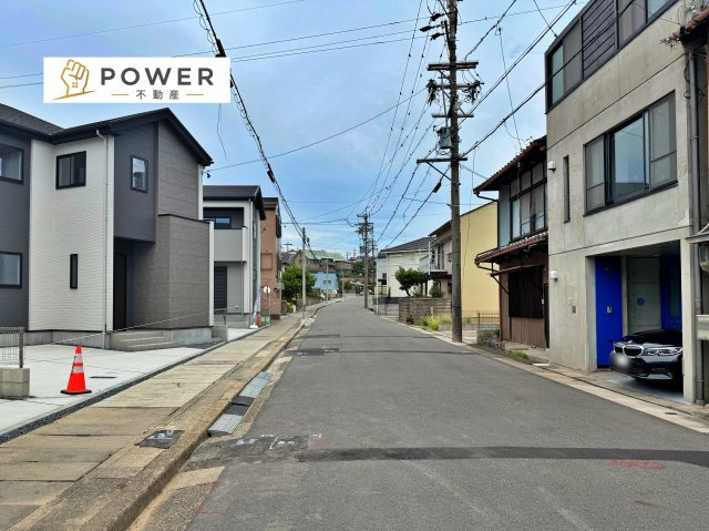 名古屋市緑区鳴海町２期　全３棟の前面道路含む現地写真|十分なゆとりがあり、邸宅としての佇まいをより一層引き立てております。上品な住環境をお約束いたします。