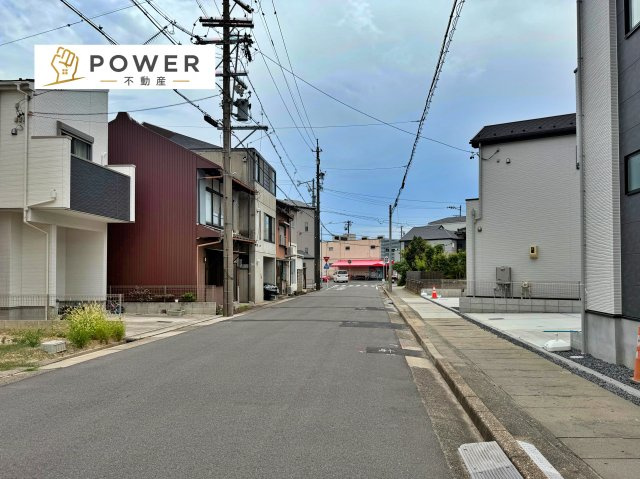 名古屋市緑区鳴海町２期　全３棟の前面道路含む現地写真|十分なゆとりがあり、邸宅としての佇まいをより一層引き立てております。上品な住環境をお約束いたします。