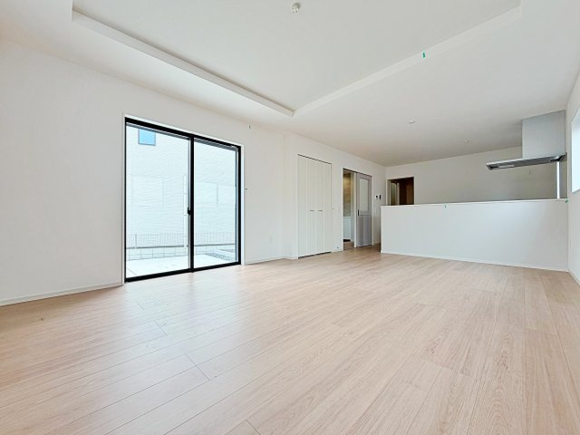 名古屋市緑区鳴海町２期　全３棟の居間・リビング|開放感あふれる洗練されたリビング空間。上品なくつろぎのひとときを、お過ごしいただけます。