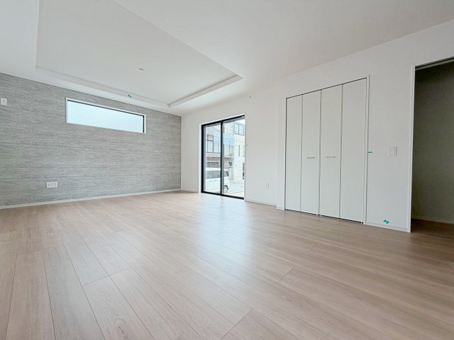 名古屋市緑区鳴海町２期　全３棟の居間・リビング|開放感あふれる洗練されたリビング空間。上品なくつろぎのひとときを、お過ごしいただけます。