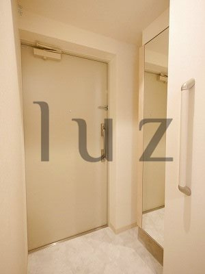 ラフィシア関内の玄関
