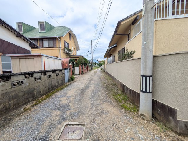 古三津3丁目土地の前面道路含む現地写真
