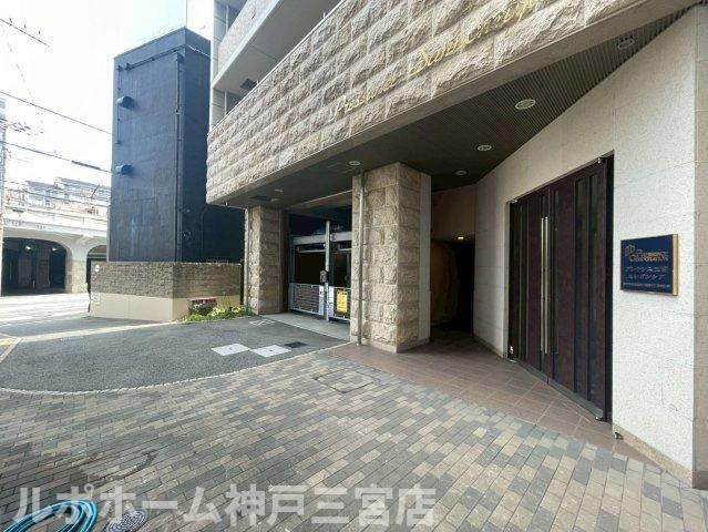 プレサンス三宮エレガンシアの駐車場