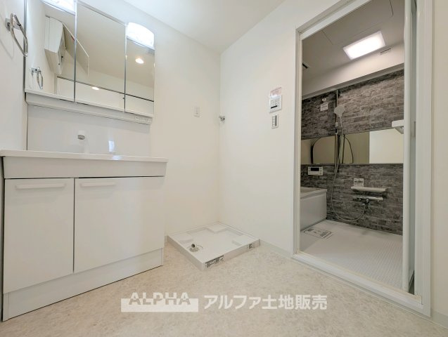 セザール第2武蔵小金井の独立洗面台|【Powder room】
◆独立洗面台◆朝の身支度や帰宅後の手洗いも快適に行える独立洗面台。収納スペースも備えており、洗面用品をすっきり整理できる使い勝手の良い空間です。