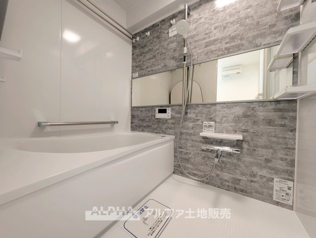 セザール第2武蔵小金井の浴室|【Bath room】
◆バスルーム◆一日の疲れをゆっくり癒せる落ち着いたバスルーム。浴室乾燥機付きで天候を気にせず洗濯でき、毎日の暮らしにも便利な空間です。