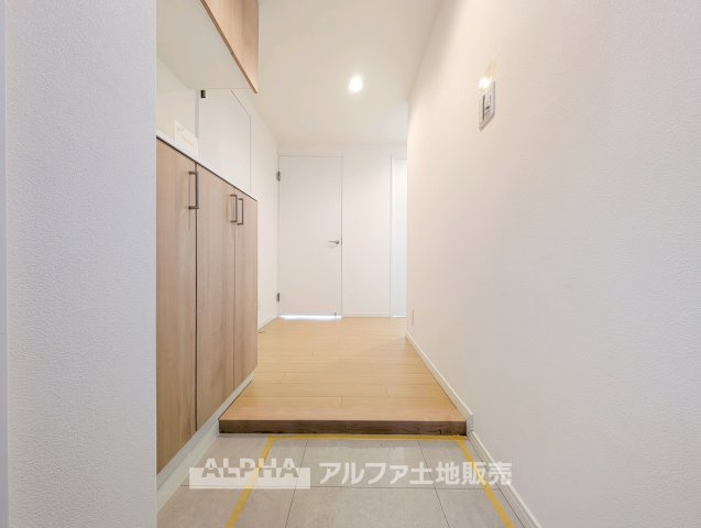 セザール第2武蔵小金井の玄関|【Welcome Space】
◆玄関◆帰宅時にほっとできる、穏やかな空気感の玄関。整った空間が日々の切り替えを自然にサポートし、来客時にも好印象を与えます。