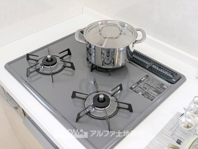 セザール第2武蔵小金井のキッチン|【gas stove】◆ガスコンロ◆使い勝手に配慮されたガスコンロを備えたキッチン。火力調整がしやすく、毎日の調理がスムーズに進み、家事の時間を心地よく支えてくれます