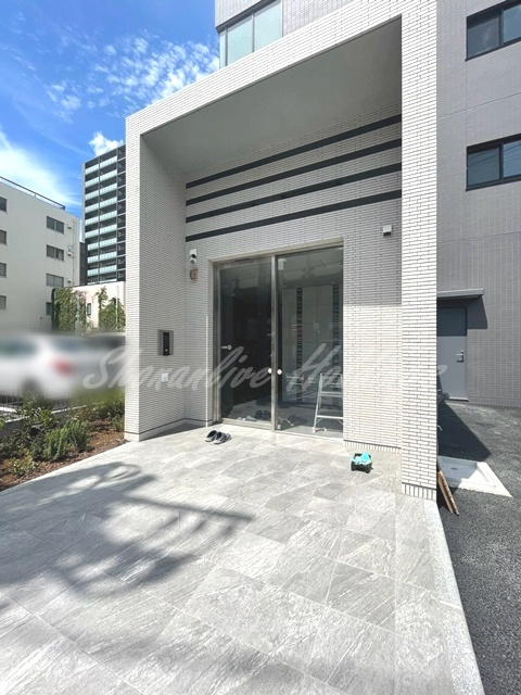厚木市中町４丁目の賃貸マンションのエントランス