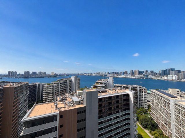南×西角部屋、東京湾、レインボーブリッジ、東京タワーを望むパノラマ眺望です。