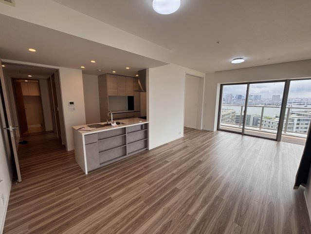 16.0帖のリビング、南×西角部屋の二面採光で解放感と明るさのある空間です。