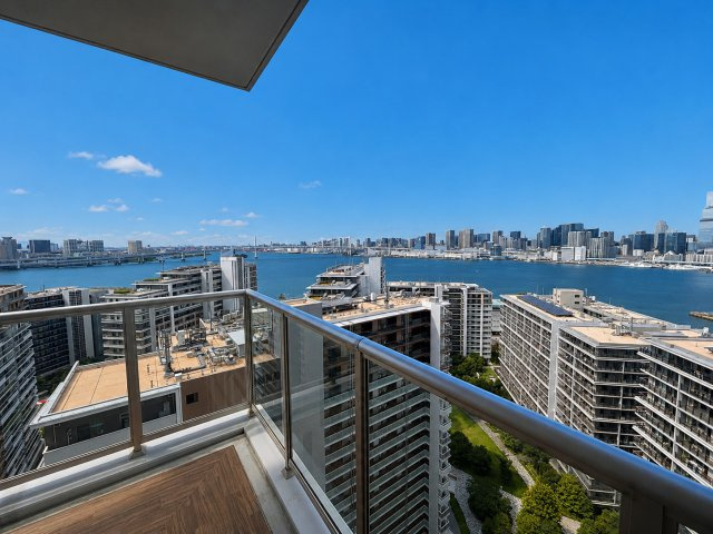 南×西角部屋、東京湾、レインボーブリッジ、東京タワーを望むパノラマ眺望です。
