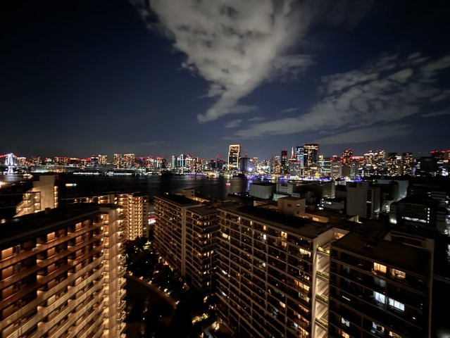 南×西角部屋、東京湾、レインボーブリッジ、東京タワーを望むパノラマ眺望です。