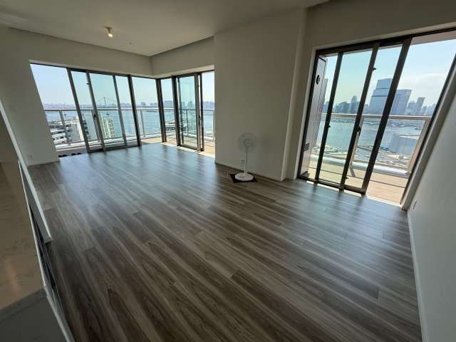16.0帖のリビング、南×西角部屋の二面採光で解放感と明るさのある空間です。