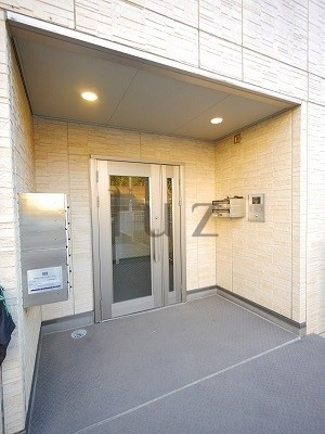 ドルフのエントランス|高級感あるエントランスです。