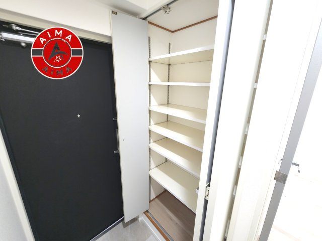 エンクレスト天神南Ⅲの収納|家族全員の靴をすっきりと片付けられるため、生活感の出やすい玄関をいつでも綺麗な状態に保てます。