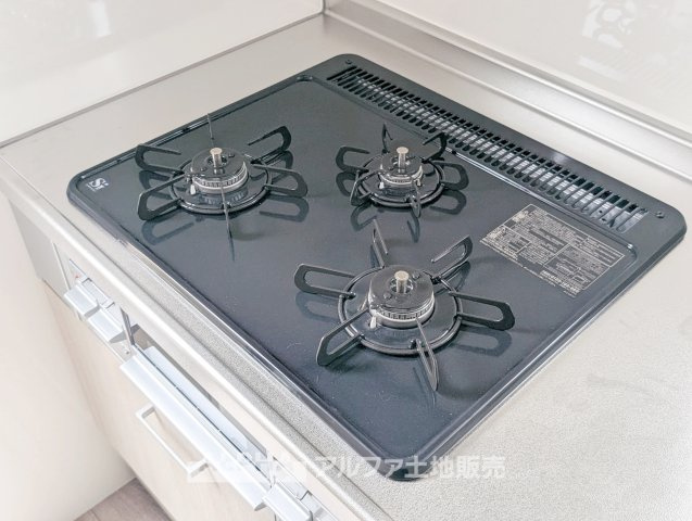 立川市砂川町7丁目　中古戸建のキッチン|【gas stove】◆ガスコンロ◆使い勝手に配慮されたガスコンロを備えたキッチン。火力調整がしやすく、毎日の調理がスムーズに進み、家事の時間を心地よく支えてくれます