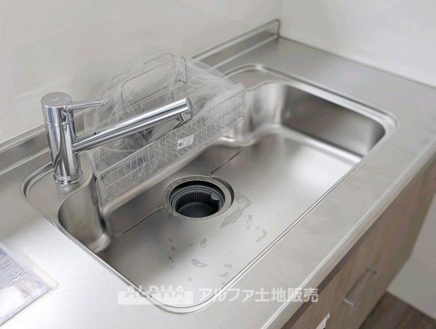 立川市砂川町7丁目　中古戸建のキッチン|【Feel at Home】
◆自然と居場所になる◆料理をしながら会話が広がる、家族との時間を大切にできるキッチン。