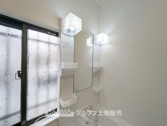立川市砂川町7丁目　中古戸建の独立洗面台|【Powder room】
◆独立洗面台◆朝の身支度や帰宅後の手洗いも快適に行える独立洗面台。収納スペースも備えており、洗面用品をすっきり整理できる使い勝手の良い空間です。
